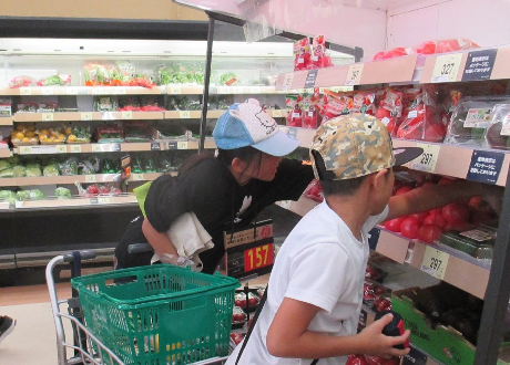 子どもたちがトマトを選んでいる様子