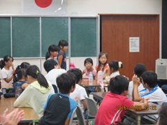 対応を振り返って発表をしている様子