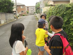 高齢者に話しかける子どもたちの様子