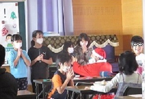 サンタが登場して、子ども達にプレゼントやインタビュー
