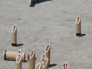 モルックのスキットルが倒れている写真