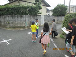 高齢者に声をかける子どもたちの様子