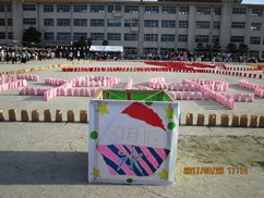 昼間，校庭に並べられたランタンの写真