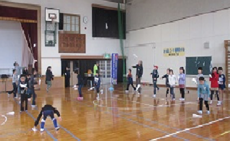 子どもたちが紙ヒコーキをお互いに飛ばし合う様子