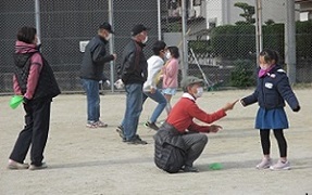 子どもさんとは、目の高さにしゃがんてジャンケンされていました。