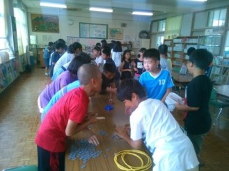 班ごとに分かれて話し合う子どもたちの写真