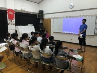 講義を受ける子どもリーダーたちの写真