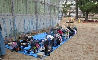 ブルーシートの上に荷物や水筒を置いて，水分補給。