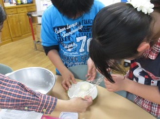 生地にラップをかける子どもの様子