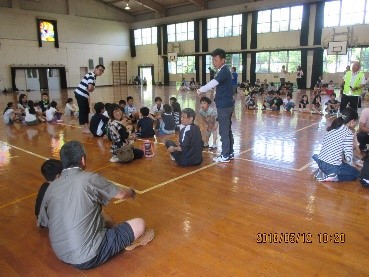 参加者がグループに分かれている様子