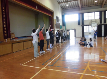 町内サポーターが参加者をまとめる様子