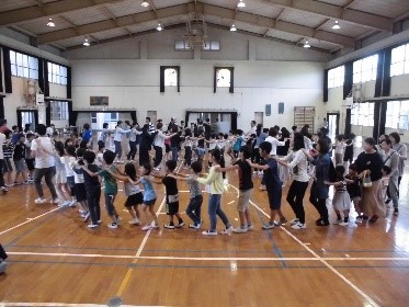 参加した方々が一列に並び、列電車ごっこしている様子