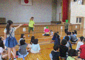 講師と子どもたちがいろんなやり方のじゃんけんをする様子