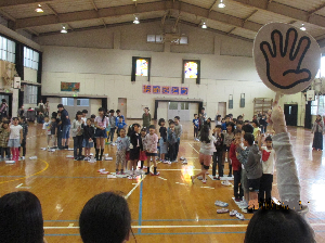 子どもリーダーと参加者がじゃんけんする様子