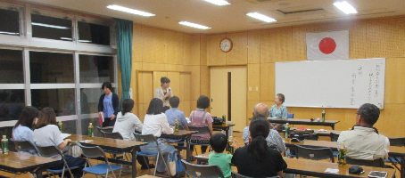 青少年育成連合会会長が講師を紹介している様子