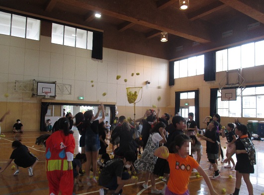 玉入れ競争をしている様子