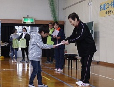 参加した子が表彰される様子