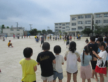 校庭で子どもたちがジグザグじゃんけんしている様子