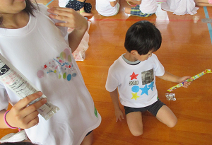 オリジナルＴシャツを着用している様子