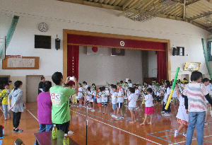 子どもたちがダンスしている様子