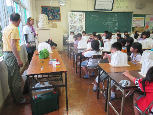 ランプシェードの説明を聞く子ども達