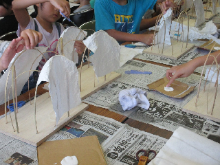 子どもたちがランプシェードを作製している様子