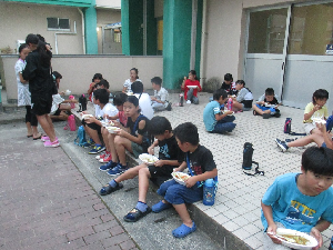 子どもたちがカレーとデザートを食べている様子