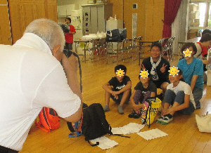 自治会長が撮影している様子