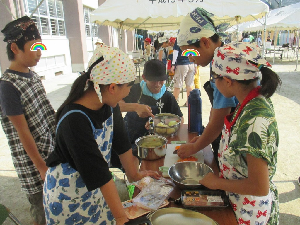 子どもたちが調理している様子