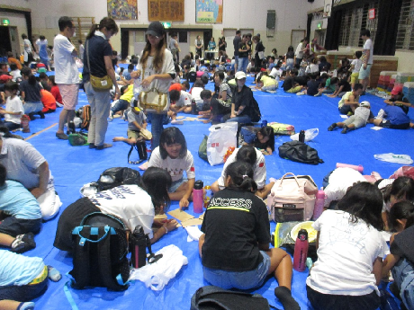 子ども達が灯明を作製している様子