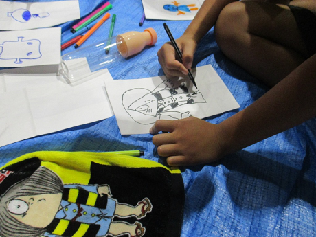 灯明にイラストを描いている様子