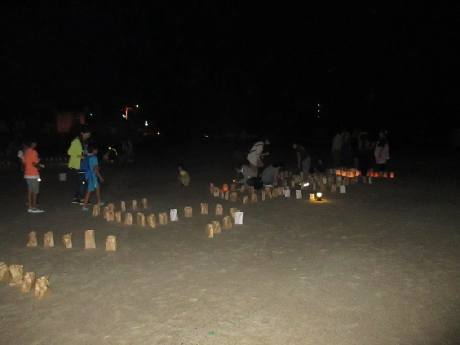 作った灯明を校庭に並べている様子