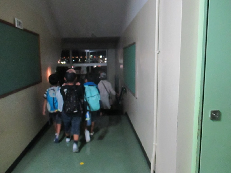 子どもたちが作った灯明を観るため移動している様子