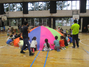 講師によるパラシュート遊びレクリエーション１