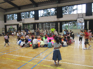 講師によるパラシュート遊びレクリエーション２