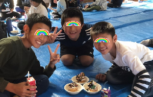 子どもたちが作ったカップケーキと一緒に記念写真2