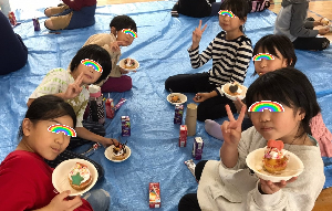 子どもたちが作ったカップケーキと一緒に記念写真3