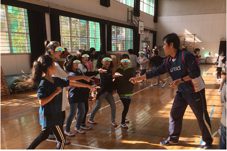講師と子どもたちがじゃんけんしている様子