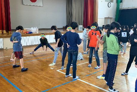 子どもたちがグループを組んでじゃんけんしている様子