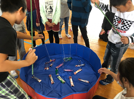 子どもたちがポッキー釣りしている様子
