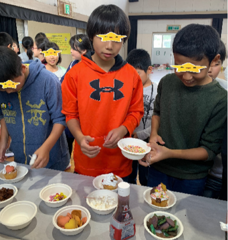 子どもたちがカップケーキを作っている様子