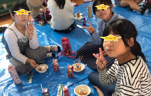 子どもたちが作ったカップケーキと一緒に記念写真1