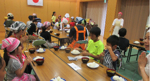 食前の挨拶の様子