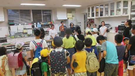 講師と民選児童委員にお礼している様子