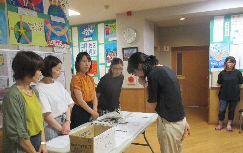 地域委員が受付する様子