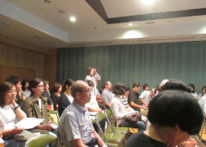 講演を聞いている参加者