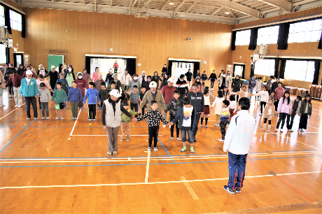 講師によるレクリエーションの様子