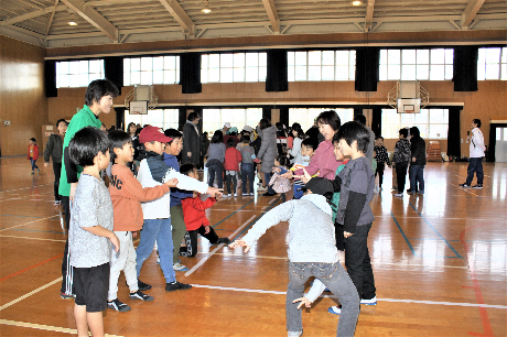 子どもたちがじゃんけん等で楽しむ様子
