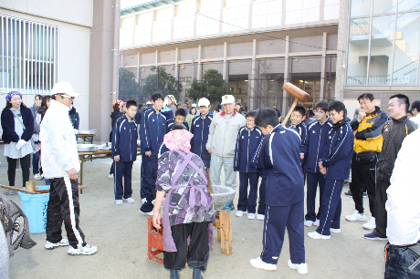 中学生も交じって餅つき大会