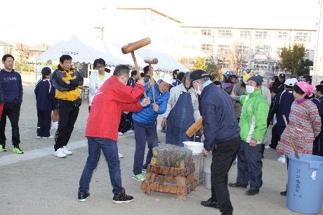 大人が餅をつく様子